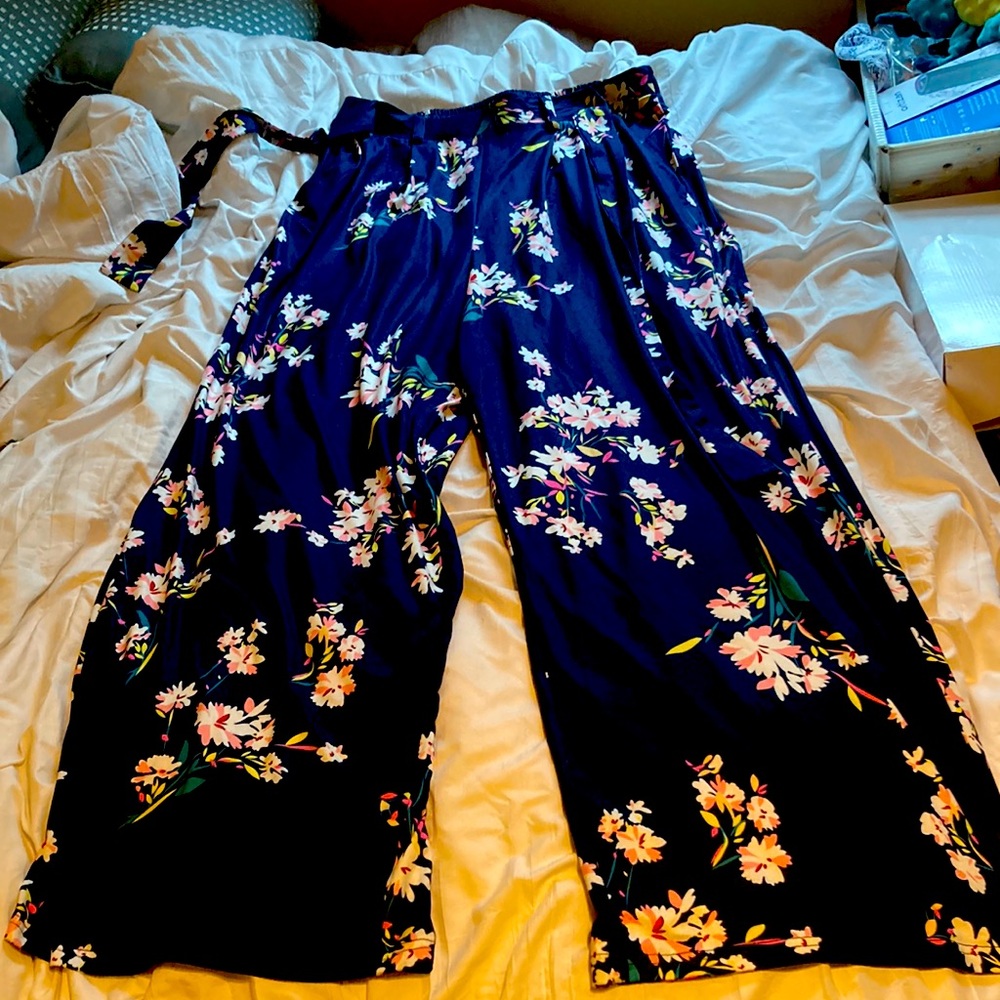 Wide leg stretchy floral pants with tie at the waist, size XL.